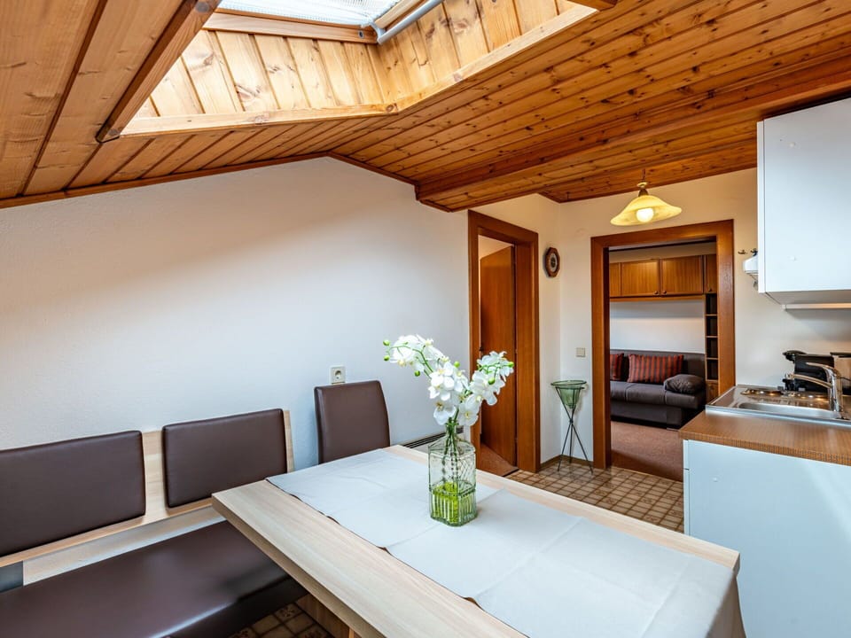 Table, Furniture, Building, Property, Flower, Interior Design, Plant, Lighting, Vase, Wood