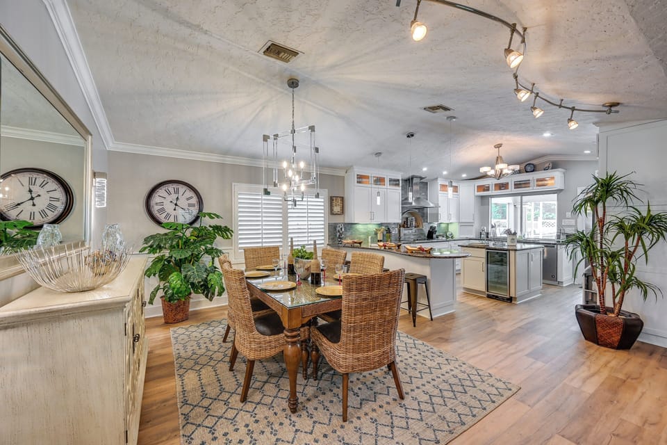 Dining Area | Dishware & Flatware Provided