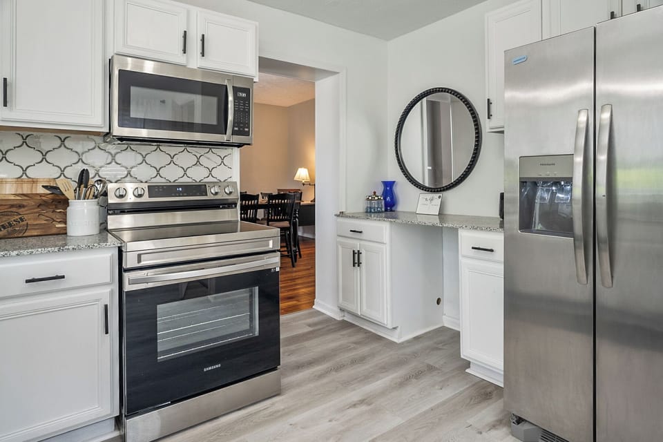 Our kitchen has everything you need to cook delicious meals. The appliances are top-of-the-line, the countertop is sleek and durable, and the kitchen is spacious and well-lit. This kitchen is perfect for entertaining guests or cooking for a large family.