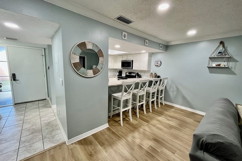 Kitchen/bar area