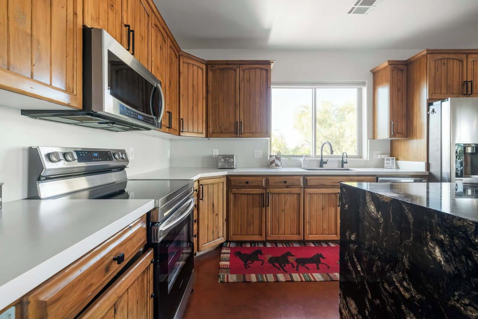 Fully-equipped with stainless steel appliances, a reverse osmosis water filter, and a breakfast bar.