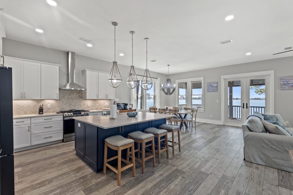 KITCHEN & DINING