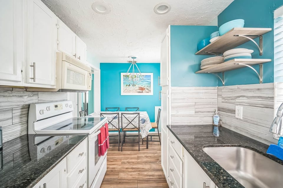 13409 Gulf Blvd Madeira Beach FL 33708 USA Kitchen DSC04264