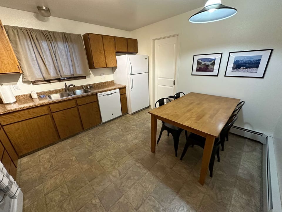 Full Kitchen With 4 Seat Dining Table