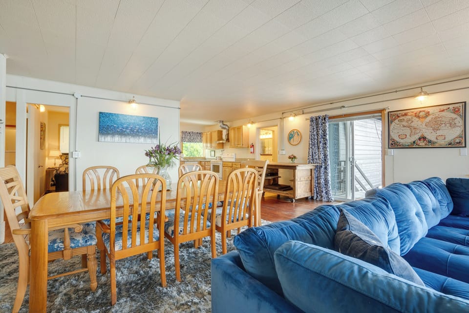 Dining Area | Dishware/Flatware Provided