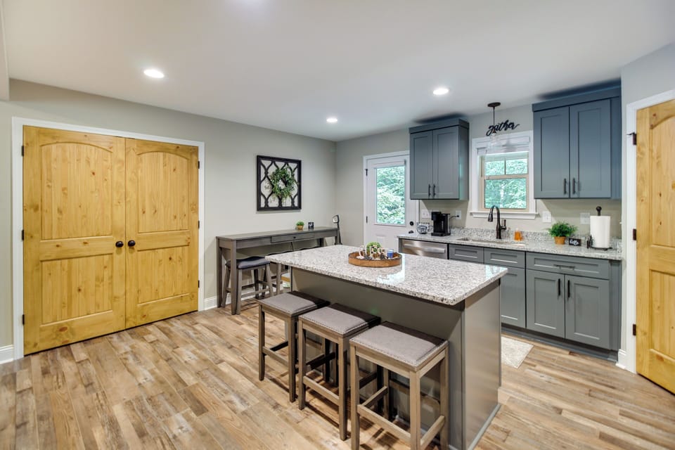 Kitchen | Dishware & Flatware Provided | Trash Bags & Paper Towels Provided