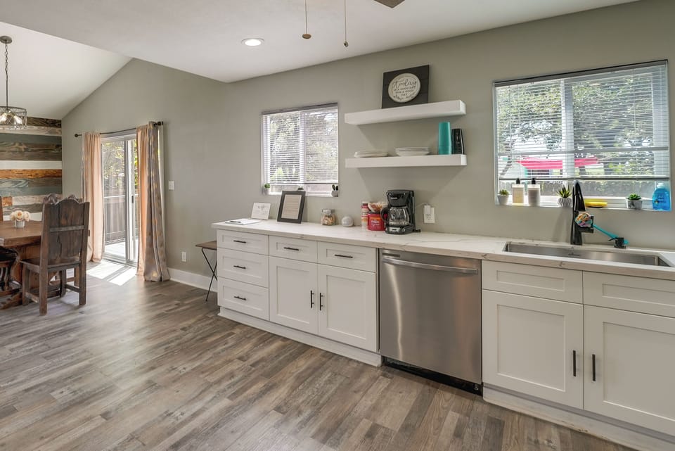 Kitchen | Coffee Maker | Coffee Provided | Toaster | Blender