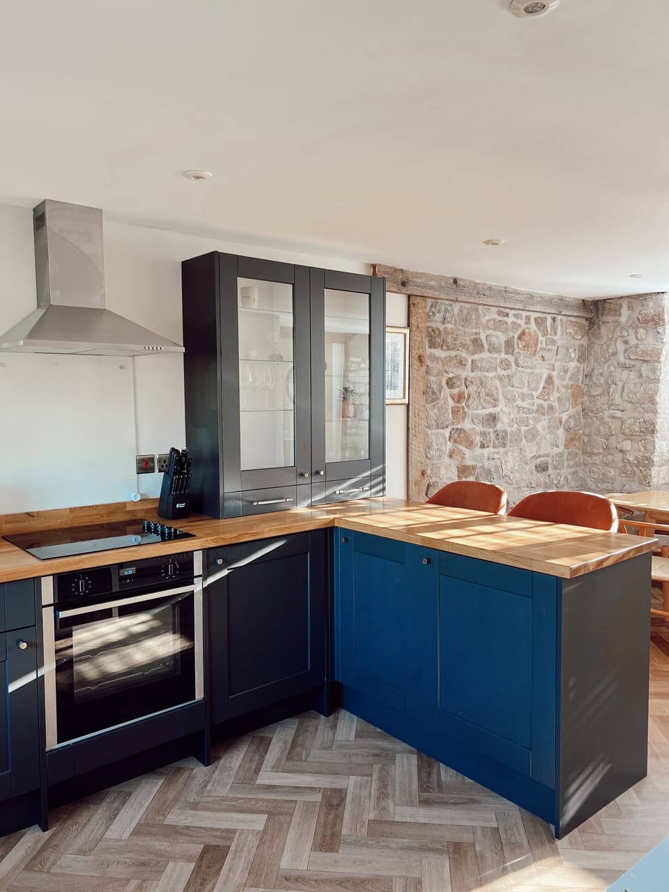 Kitchen and Breakfast Bar