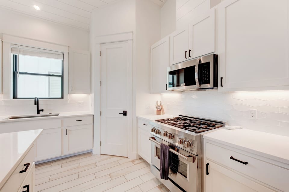 Plenty of Space to entertain and prep your family meals in this stocked kitchen!