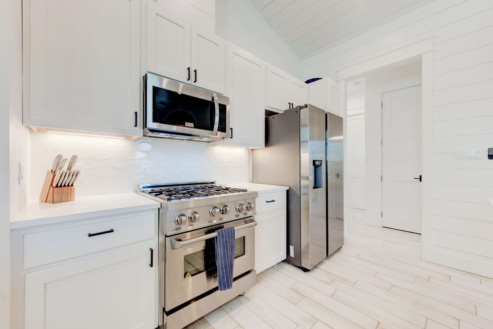 Kitchen w/ Premium Gas appliances and Fridge!