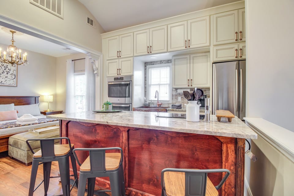 Dining Bar | Dishware/Flatware
