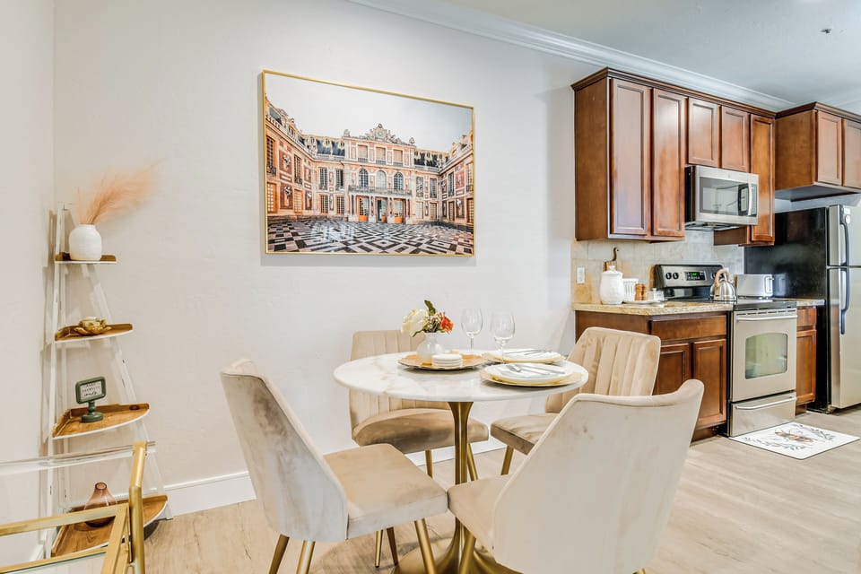 Dining Area | Dishware/Flatware Provided