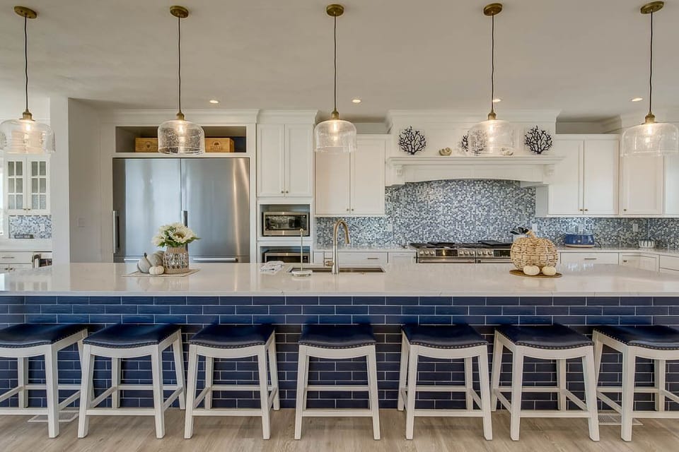 Mid-Level Kitchen with Bar (seats 7)