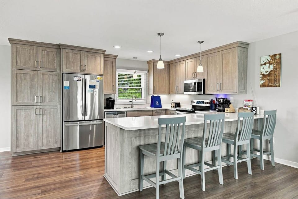 Top-Level Kitchen with Bar (seats 4)