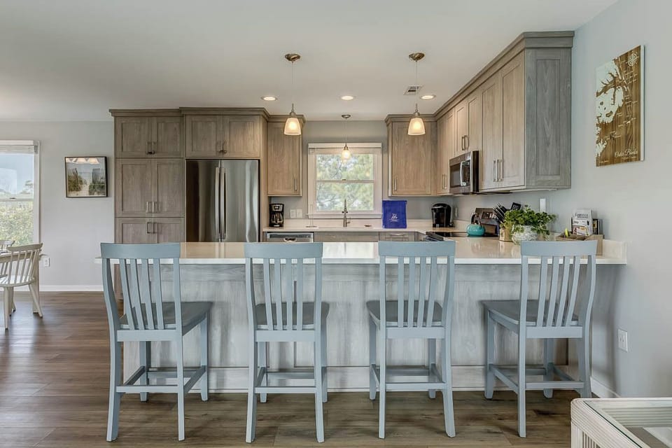 Top-Level Kitchen with Bar (seats 4)