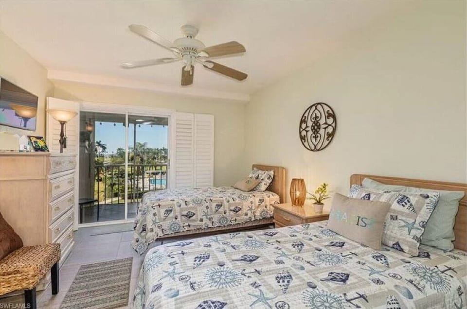 2nd bedroom with 2 twin beds and walk-in closet. Can be combined to make a king.
