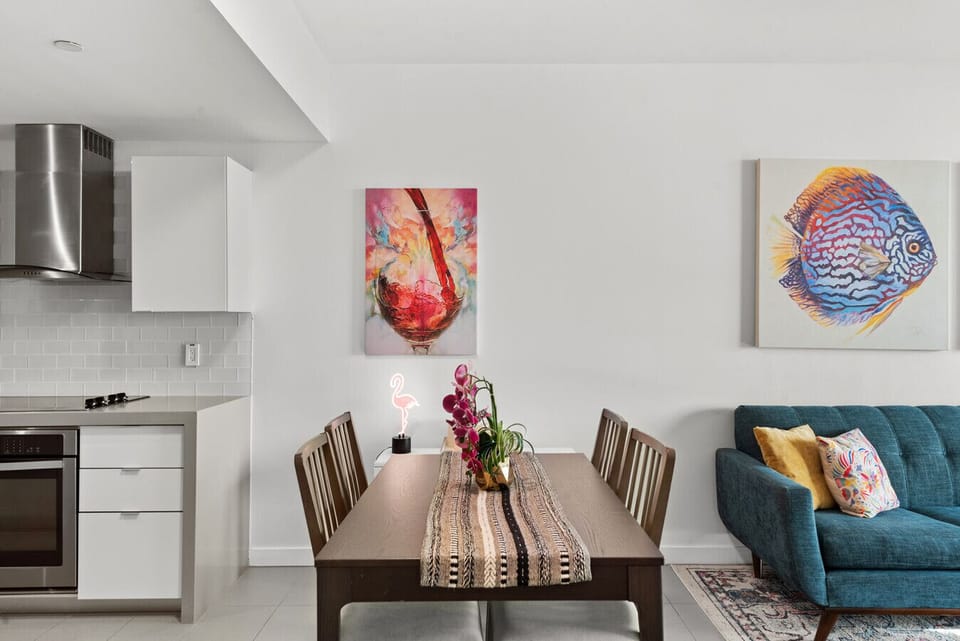 Complete and cozy dining table, perfect for meals and gatherings