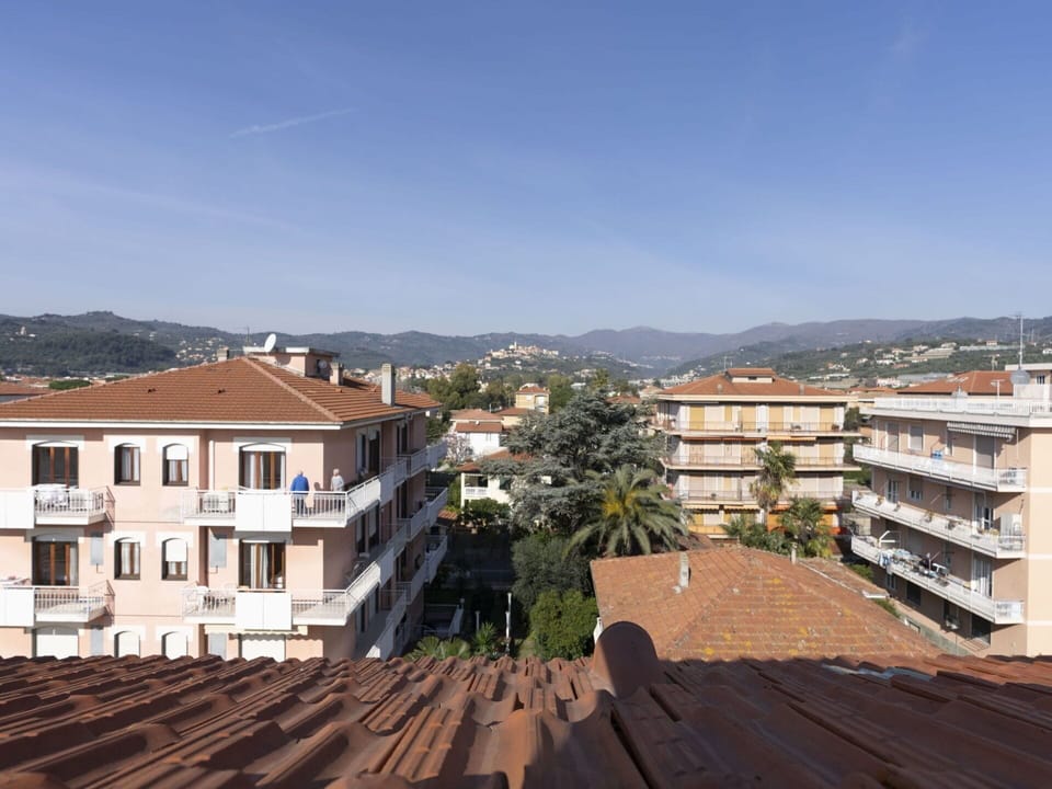 Sky, Building, Cloud, Window, Urban Design, Wood, House, Neighbourhood, Residential Area, Tree