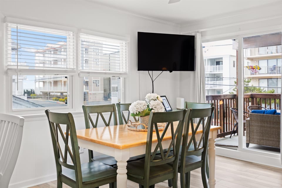 Dining area with space for 6