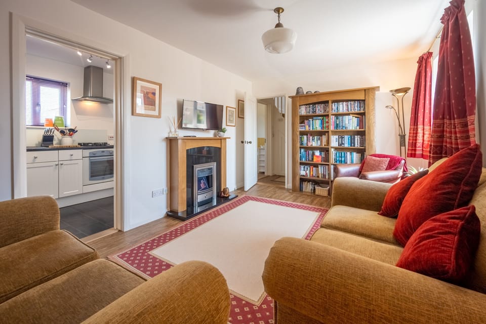 Ground floor: Sitting room with entrance to the kitchen