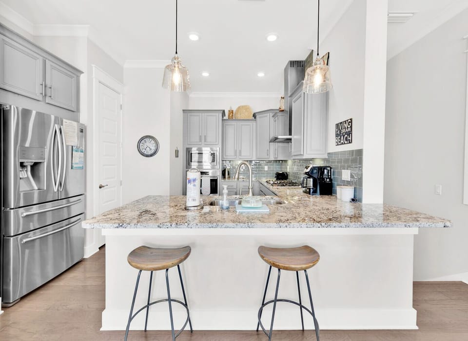 Kitchen with eat-in bar