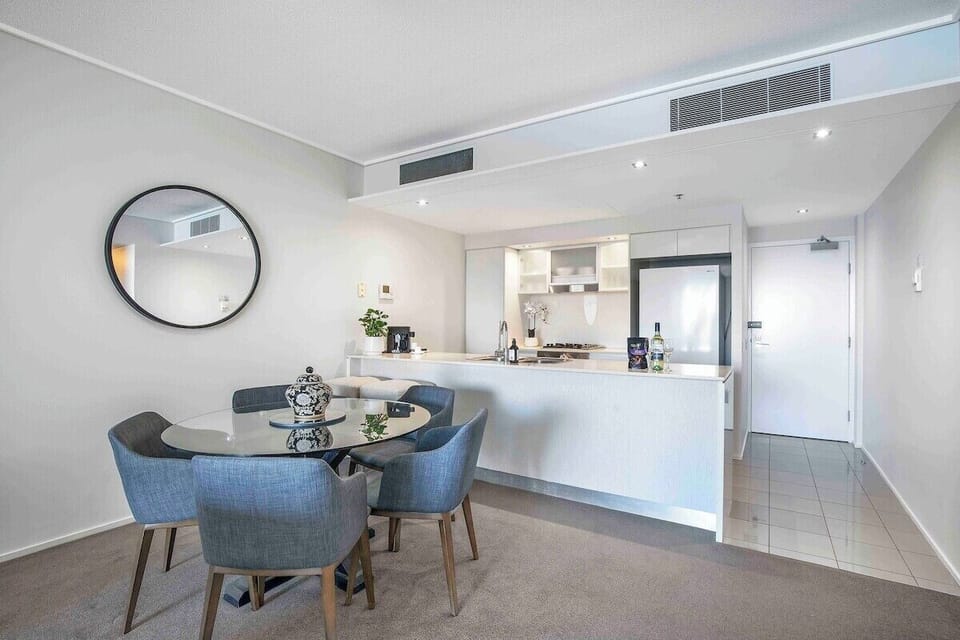 Bar counter overlooking dining table with 5 seating space.