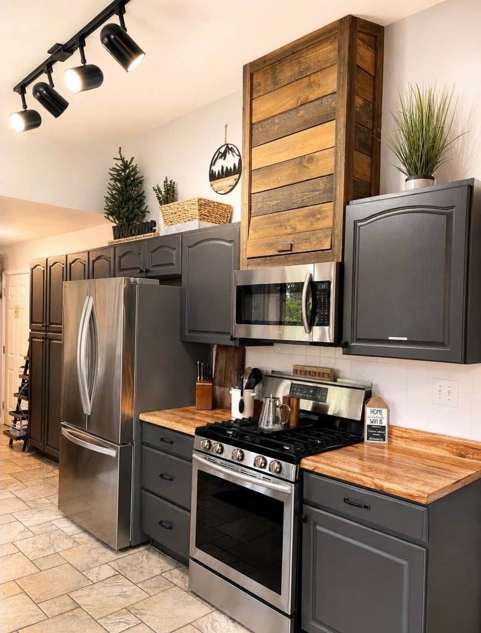 🍳 Fully stocked kitchen with gas range, microwave, French door fridge--filtered water dispenser
