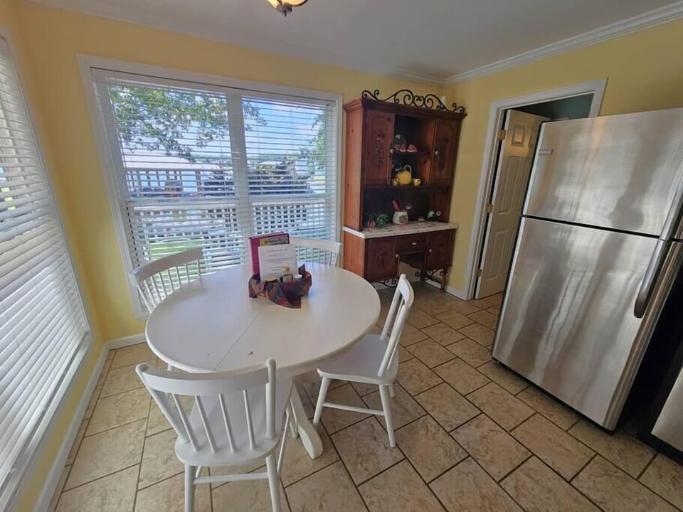 Eat-in Kitchen