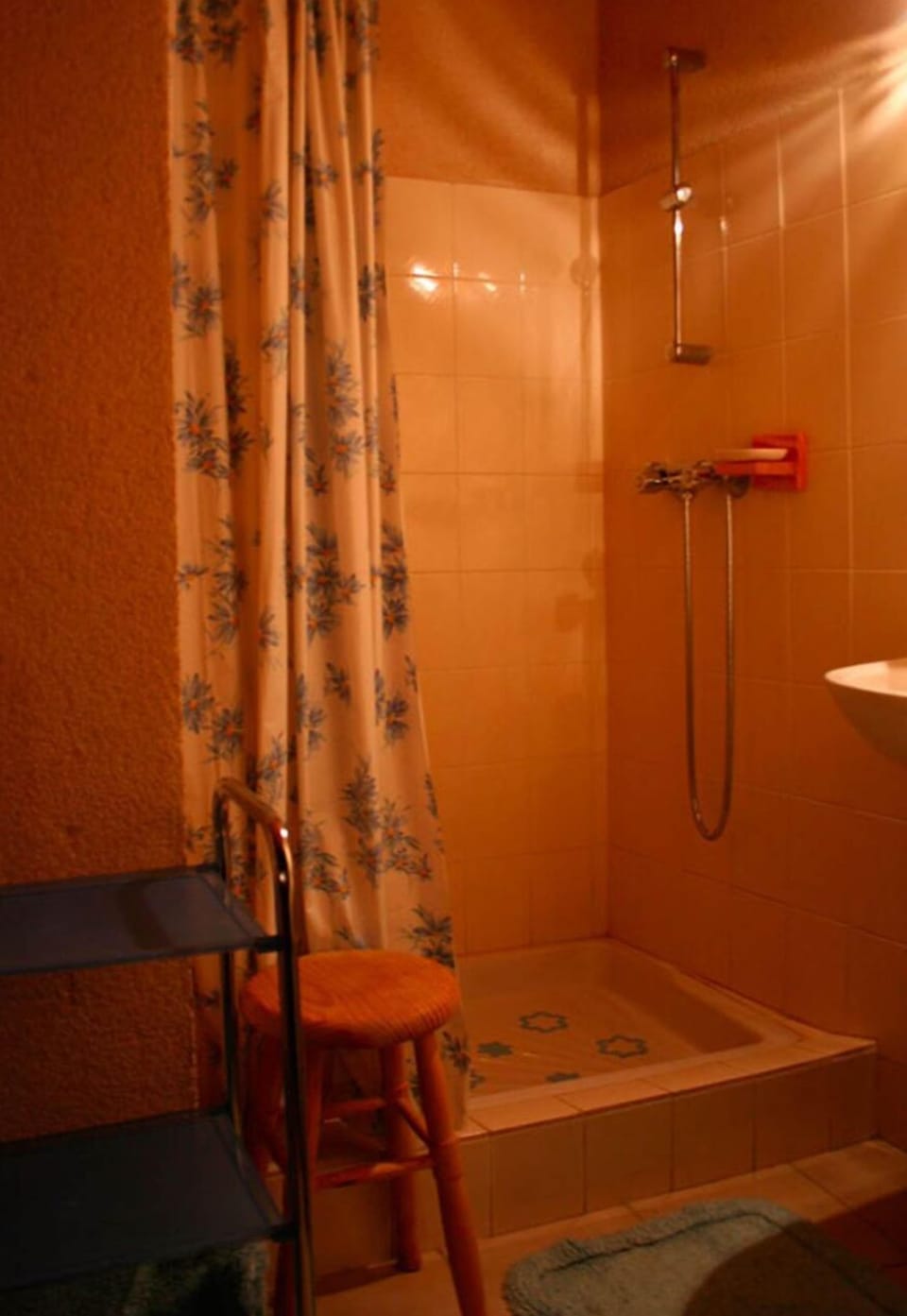 5-gite-en-location-aubrac-aveyron-salle-de-bain-laguiole