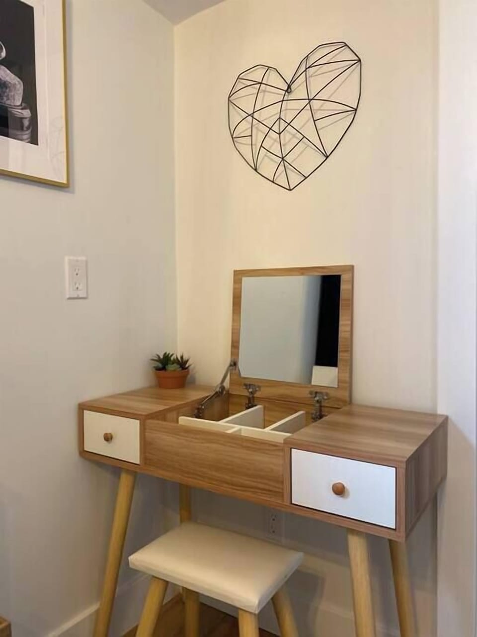 The master conveniently has a make-up vanity which doubles as a work desk.