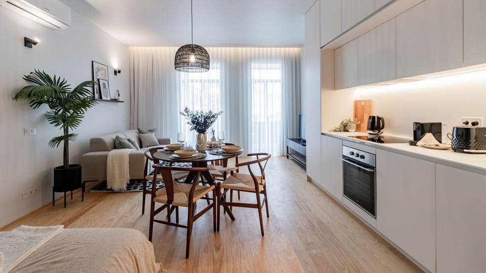 Fully equipped kitchenette seamlessly connected to the living area, dining area, and bedroom, ensuring convenience and functionality for a comfortable and enjoyable stay.
#kitchenette