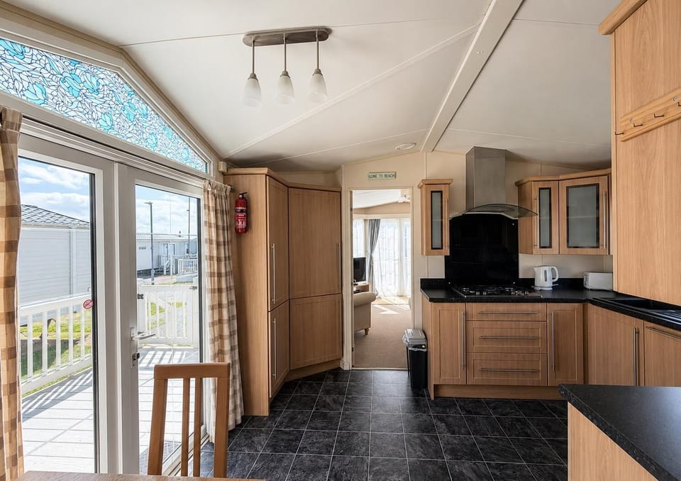 The prime location of Manor Park Holiday Park means you'll be just a short walk from the stunning Hunstanton beach, perfectly positioned for a memorable coastal getaway. Book ahead with us and give your family something wonderful to look forward to.