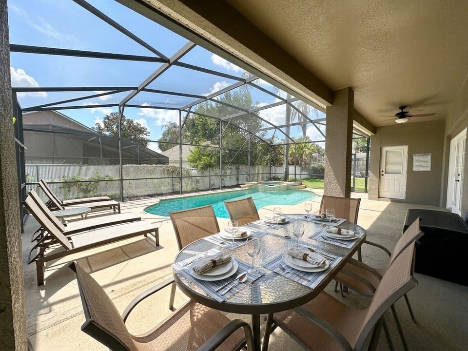 Covered Outdoor Dining Area on the lanai