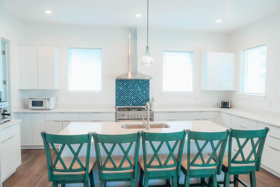 Large Fully Stocked Kitchen (1)