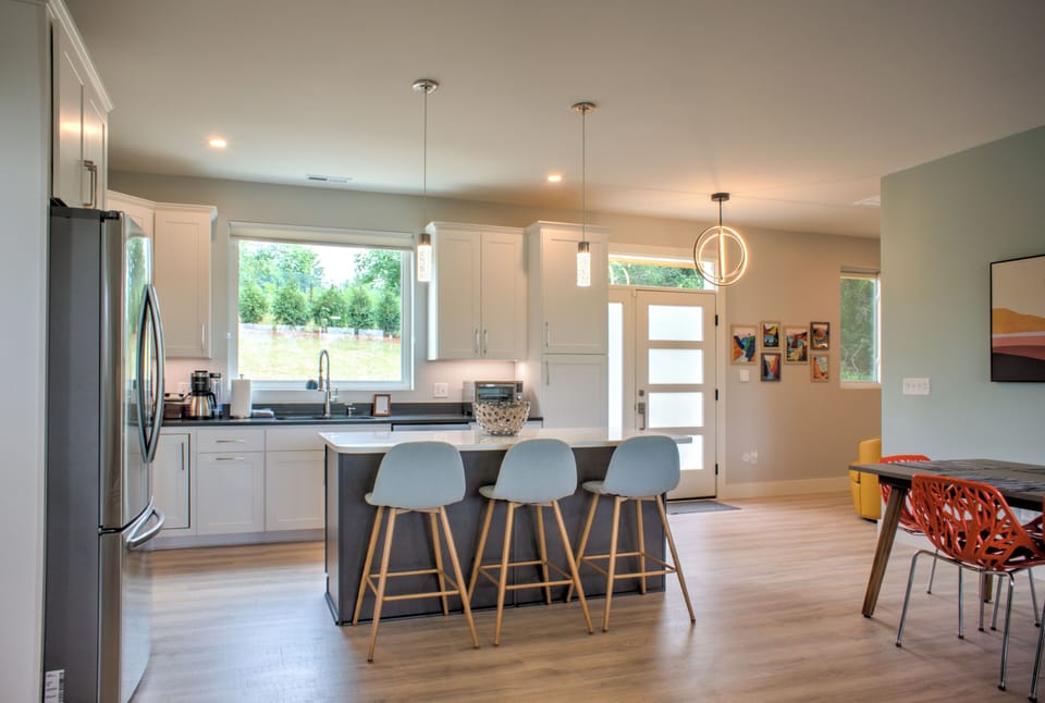 Chef's Kitchen w/ Breakfast Bar Seating