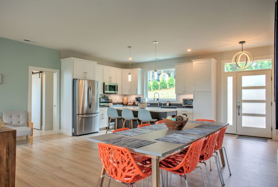Kitchen & Dining Area