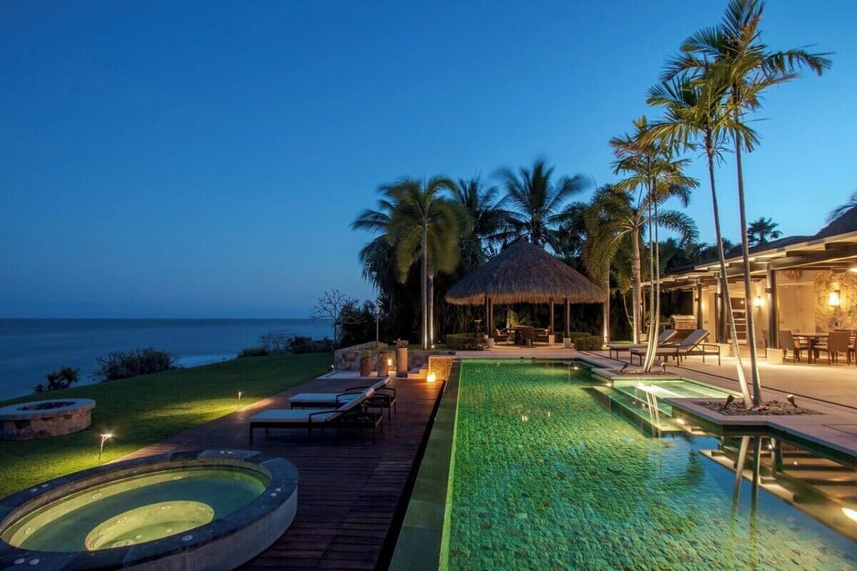 Infinity Pool + Jacuzzi with Oceanviews