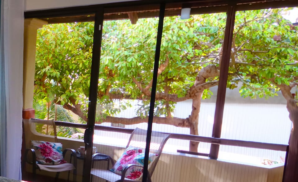 2nd floor balcony: furnished with chairs and a coffee table