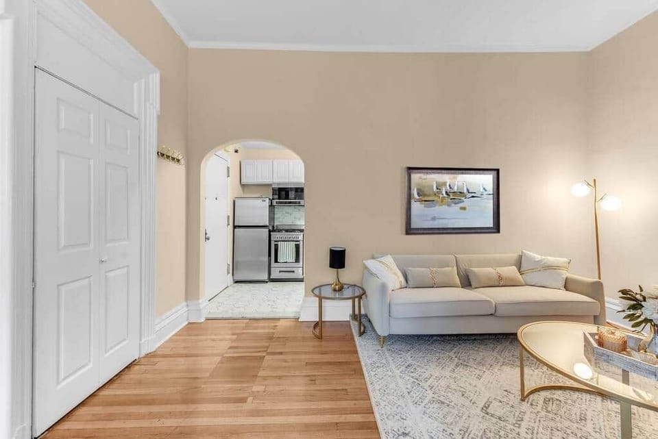 Open-plan living room & kitchen with modern appliances