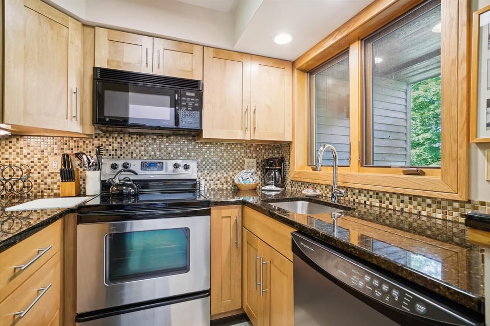 Beautifully designed and decorated Kitchen.  You will just want to make your home cooked meals in this inviting enviroment.