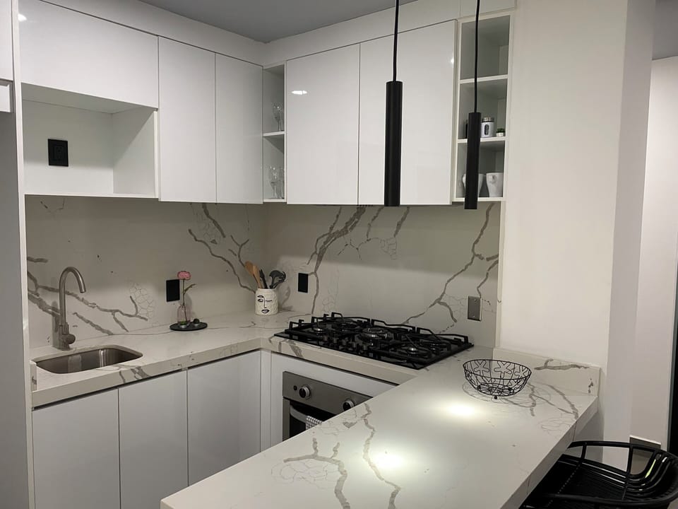 Full kitchen with quartz  peninsula
