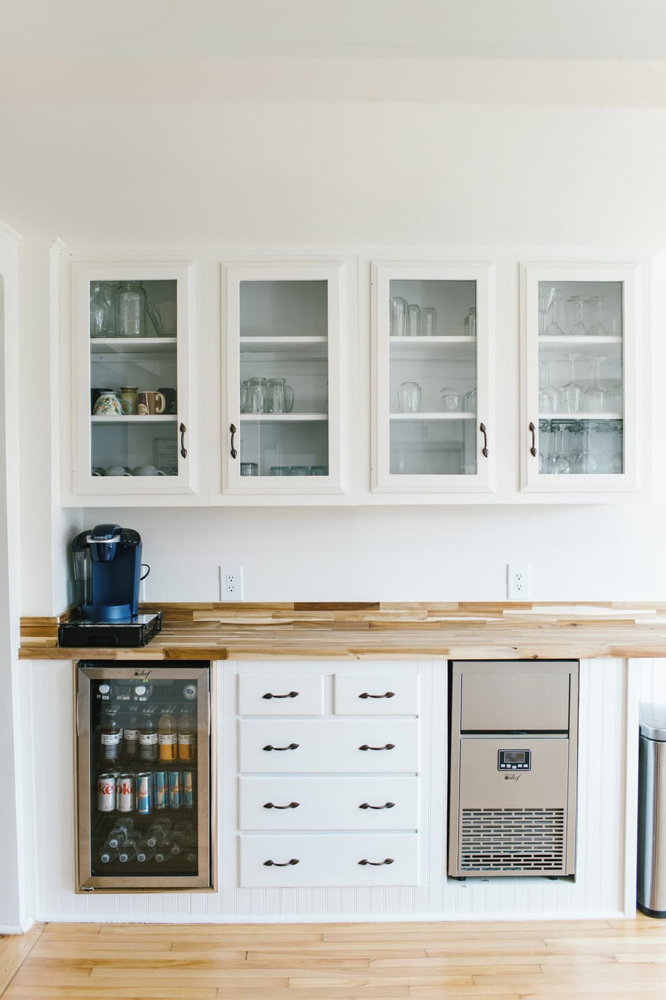 Enjoy complimentary coffee, tea, cold drinks, and ice at our fully stocked guest refreshment station. Featuring a Keurig machine, glassware, mini fridge, and ice maker—perfect for a relaxing stay at the Greenleaf Inn in Boothbay Harbor.