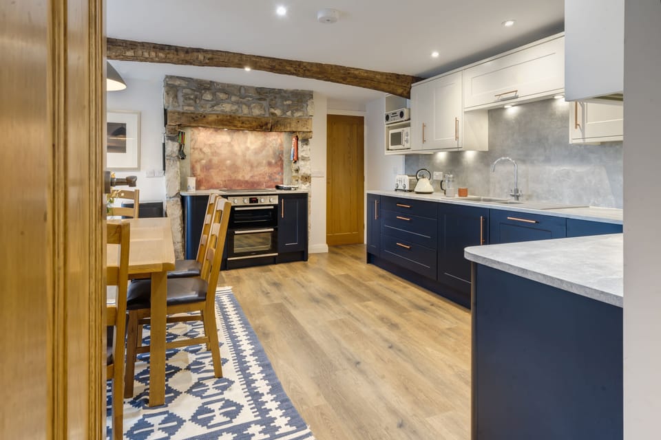 Joe's Cottage - Brigsteer - Kitchen