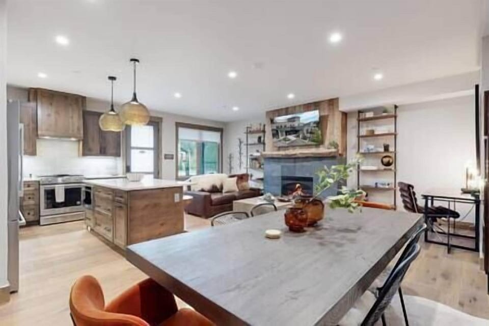 Dinning Room - Seats 6 