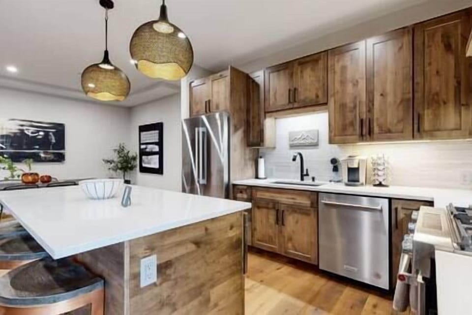 Fully Equipped Gourmet Kitchen 