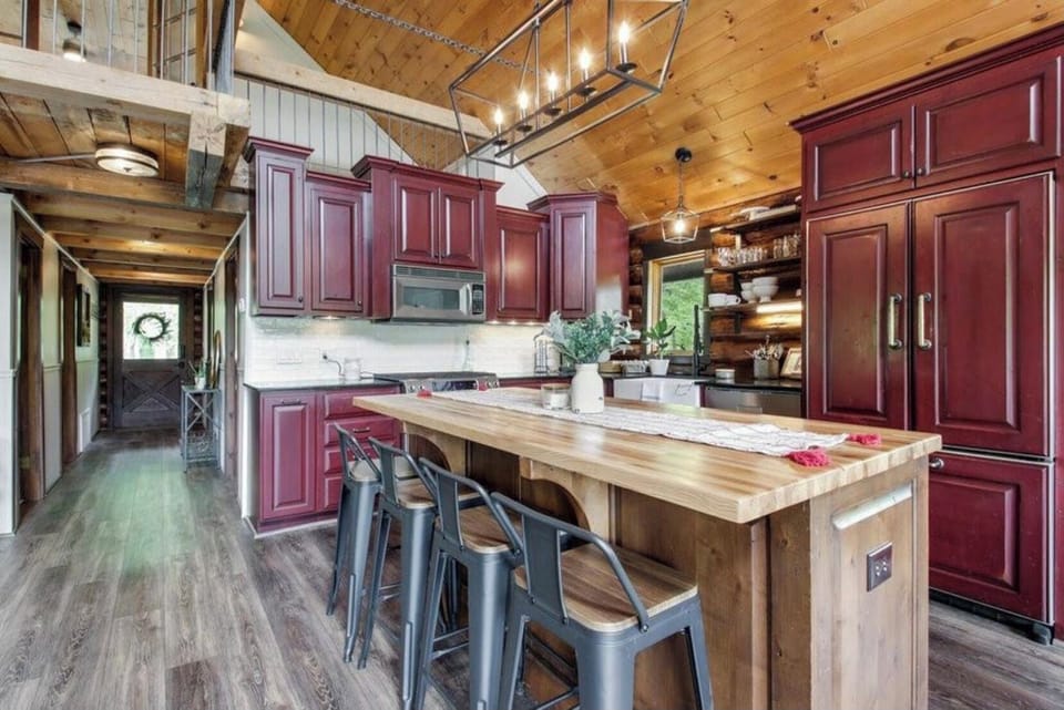 Cooks kitchen with counter seating for 4