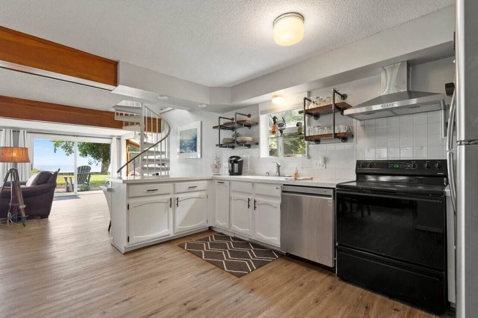 Fully stocked kitched with all the modern amenities you`ll need