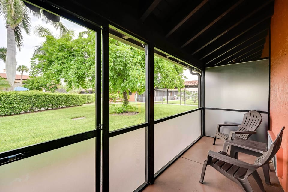 Screened-In Porch | Fire Pit (Propane Provided) | Charcoal Grill (BYOC)