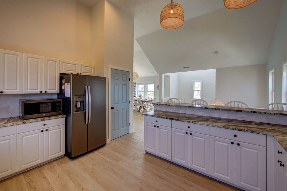 3rd floor fully equipped kitchen w/ pantry