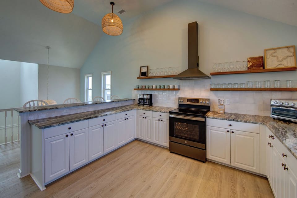 3rd floor fully equipped kitchen w/ pantry